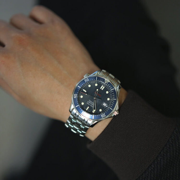オメガ シーマスター ダイバー 300M コーアクシャル クロノメーター ref.2220.8 ブルーサイズ感　着用写真サンプル