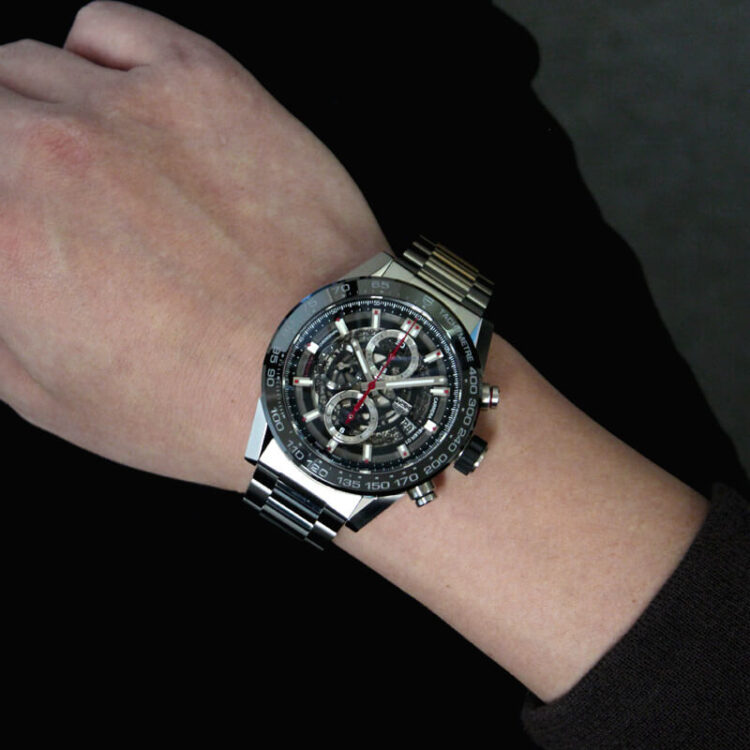 タグホイヤー カレラ キャリバー ホイヤー01 クロノグラフ ref.CAR2A1W ブラック サイズ感　着用写真サンプル