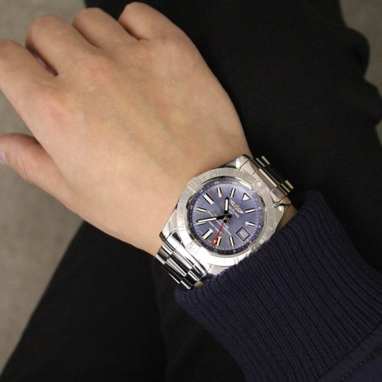 ブライトリング アベンジャー II GMT　ブルー マザーオブパール ref.A3239011/C930 ブルー/シェル サイズ感　着用写真サンプル