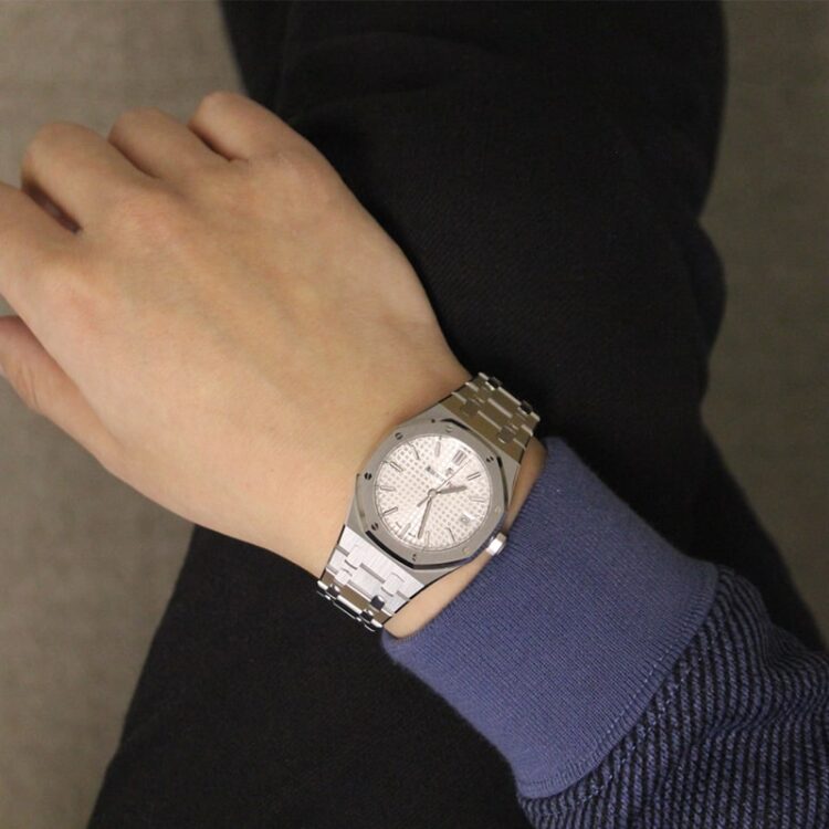 オーデマピゲ ロイヤルオーク ref.77350ST.OO.1261ST.01 ホワイト サイズ感　着用写真サンプル