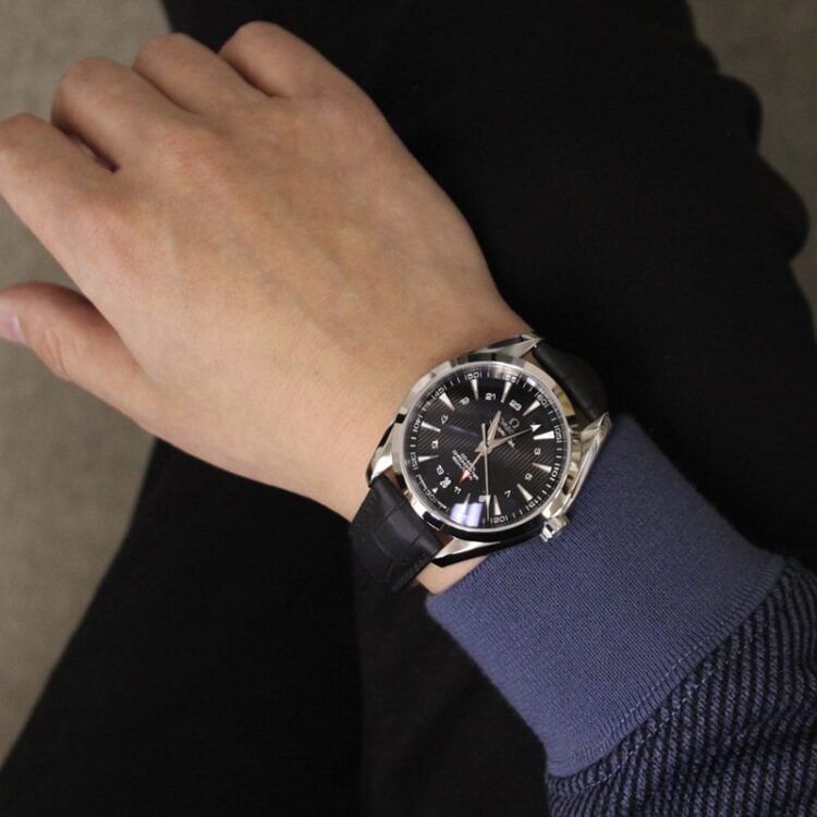 オメガ シーマスター アクアテラ 150M GMT ref.231.13.43.22.01.001 ブラック サイズ感　着用写真サンプル