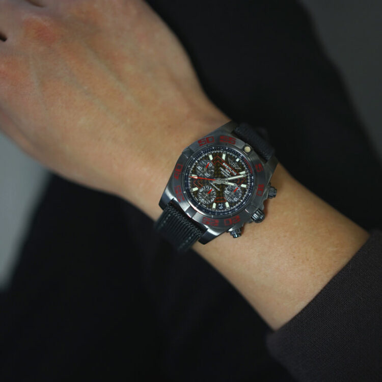 ブライトリング クロノマット ブラックカーボン レイヴン 日本300本限定 ref.MB0141B8/BD57 カーボン サイズ感　着用写真サンプル