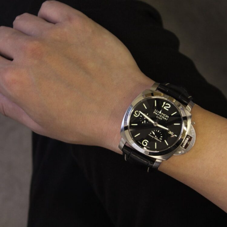 パネライ ルミノール 1950 3デイズ GMT パワーリザーブ ref.PAM00321 ブラック サイズ感　着用写真サンプル