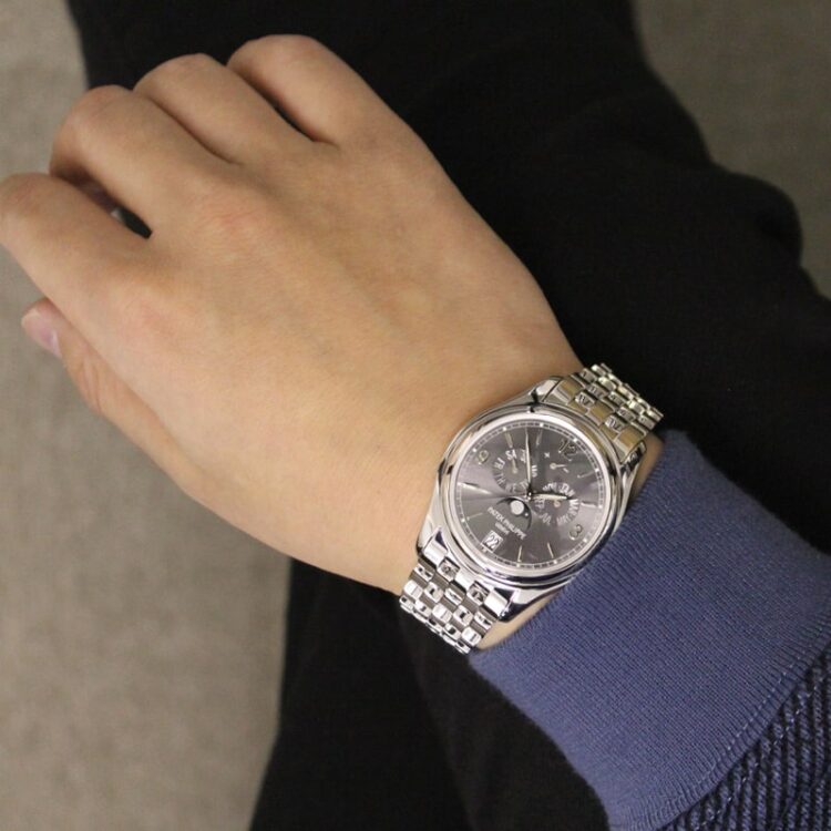 パテックフィリップ コンプリケーテッド　ウォッチ アニュアルカレンダー ref.5146/1G-010 グレー サイズ感　着用写真サンプル